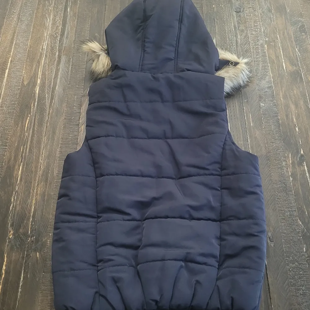 Liz Claiborne Puffer Vest With Faux Fur Lined Hood‎ Women's Size Petite PM - Image 2