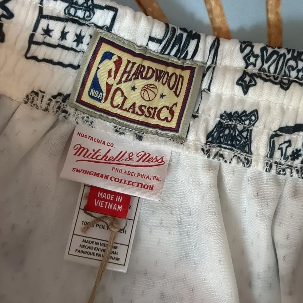 Mitchell & ness NBA doodle shorts Chicago bulls size large - Image 2