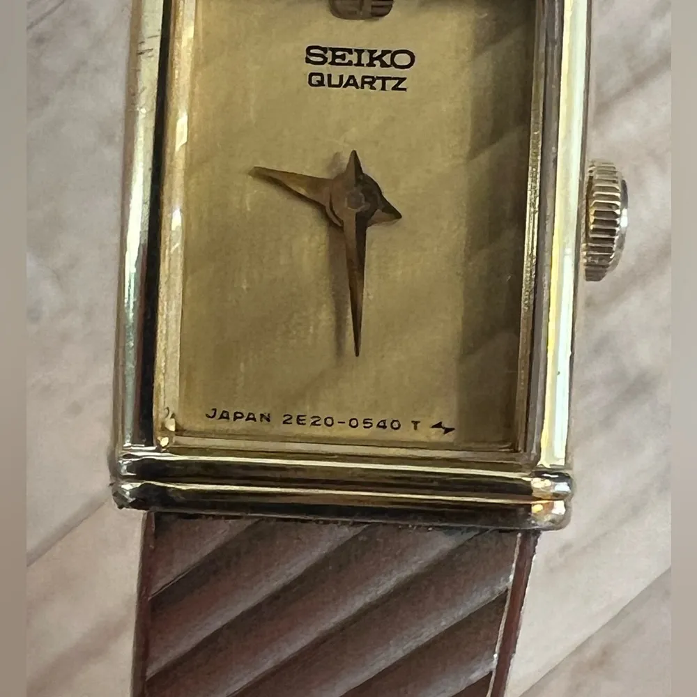 Seiko Ladies Watch Vintage Striped Gold Tone Bracelet and Dial - Image 3