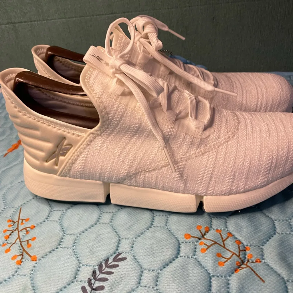 Reebok White Sneakers Modern Comfort Design - Image 3