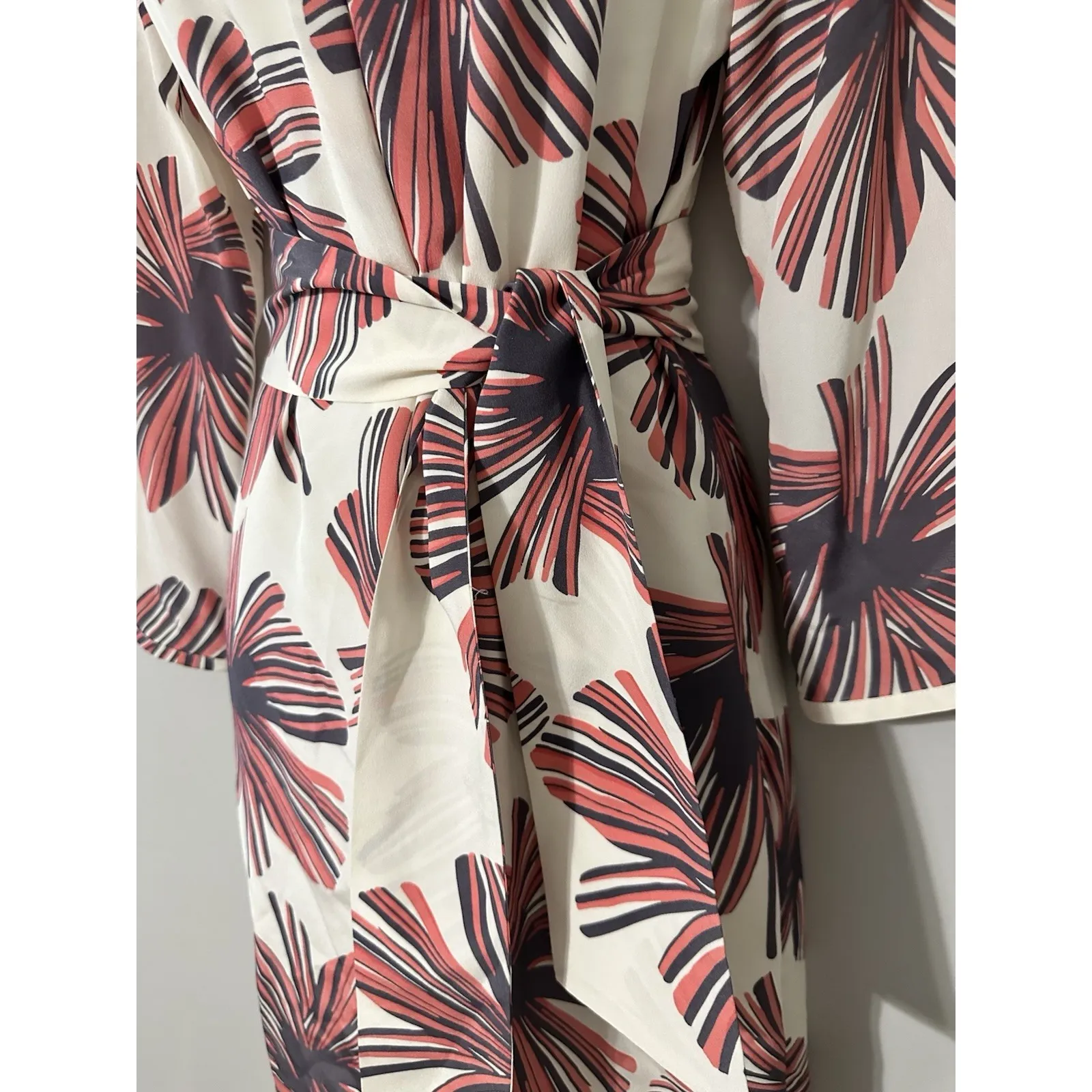 ELLIE KAI 100% Silk Wrap Dress Size 6 Abstract Floral Starburst Print Belted - Image 2