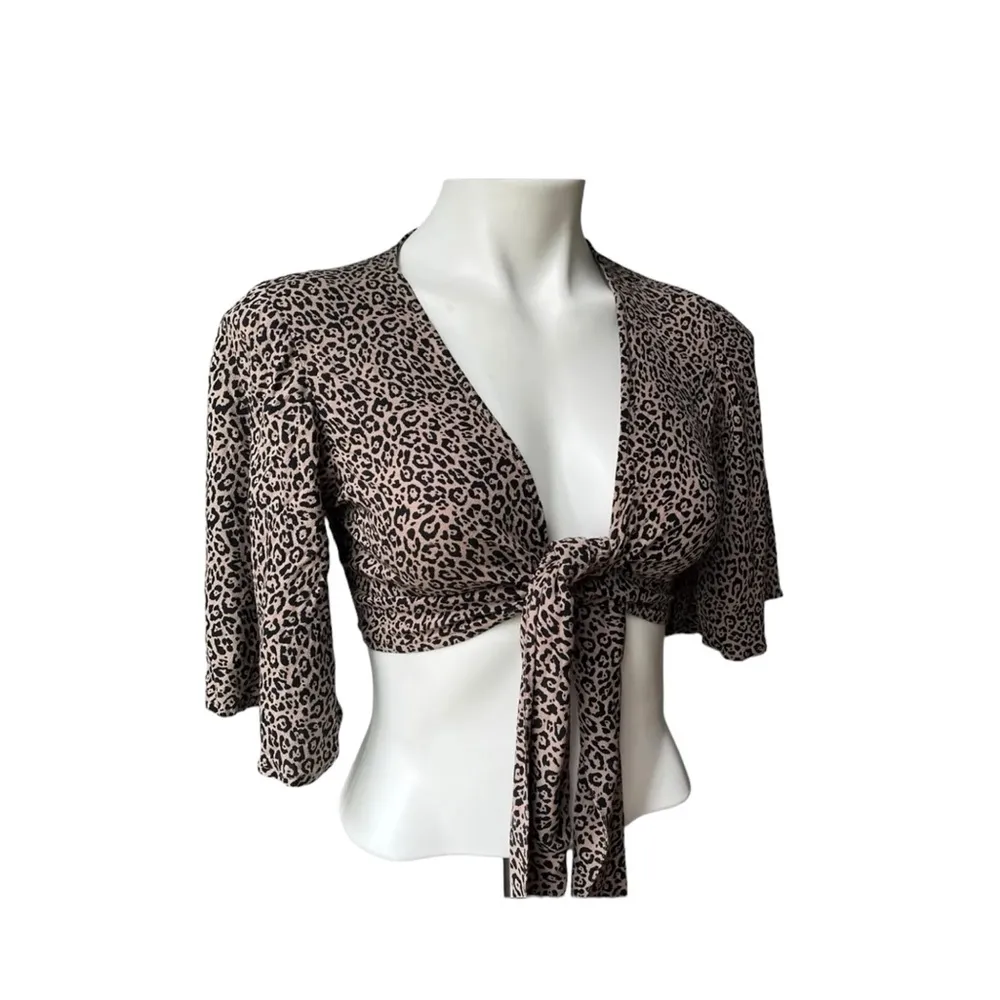 NWT, American Eagle Leopard Print Tie Front Crop Top - Image 4