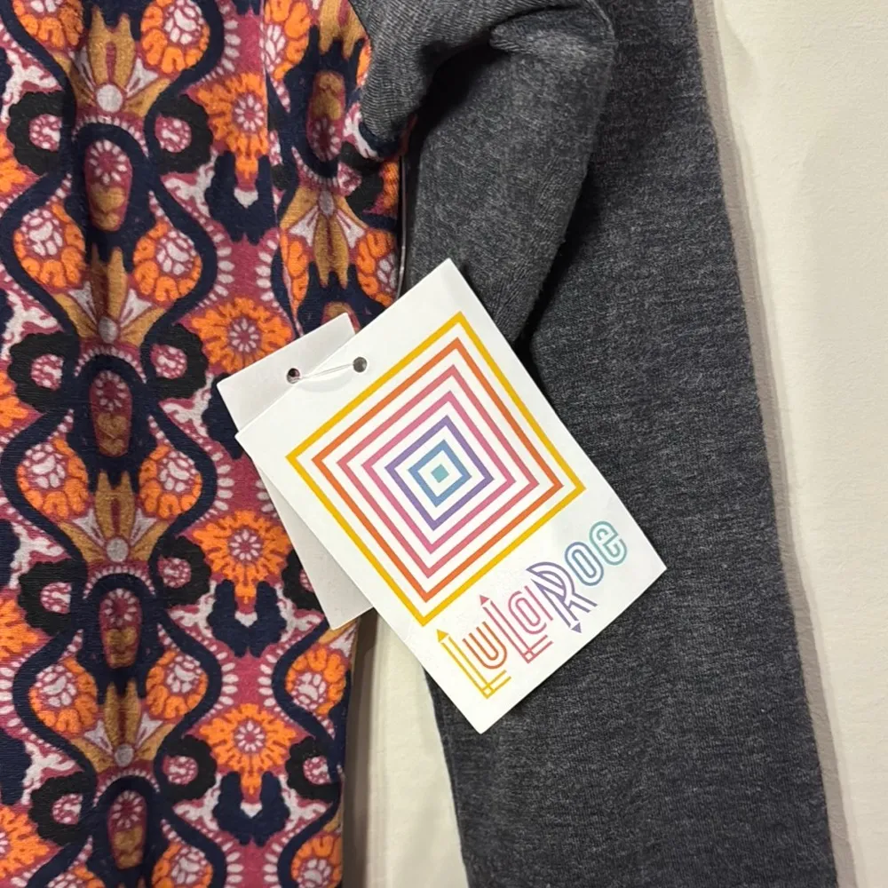 LuLaRoe Gray Fitted Raglan Graphic Jersey - Image 5