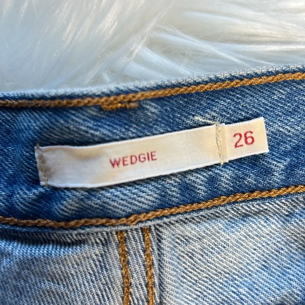 Levi’s High Rise Wedgie Icon Fit Jeans in Authentically Yours - Image 7