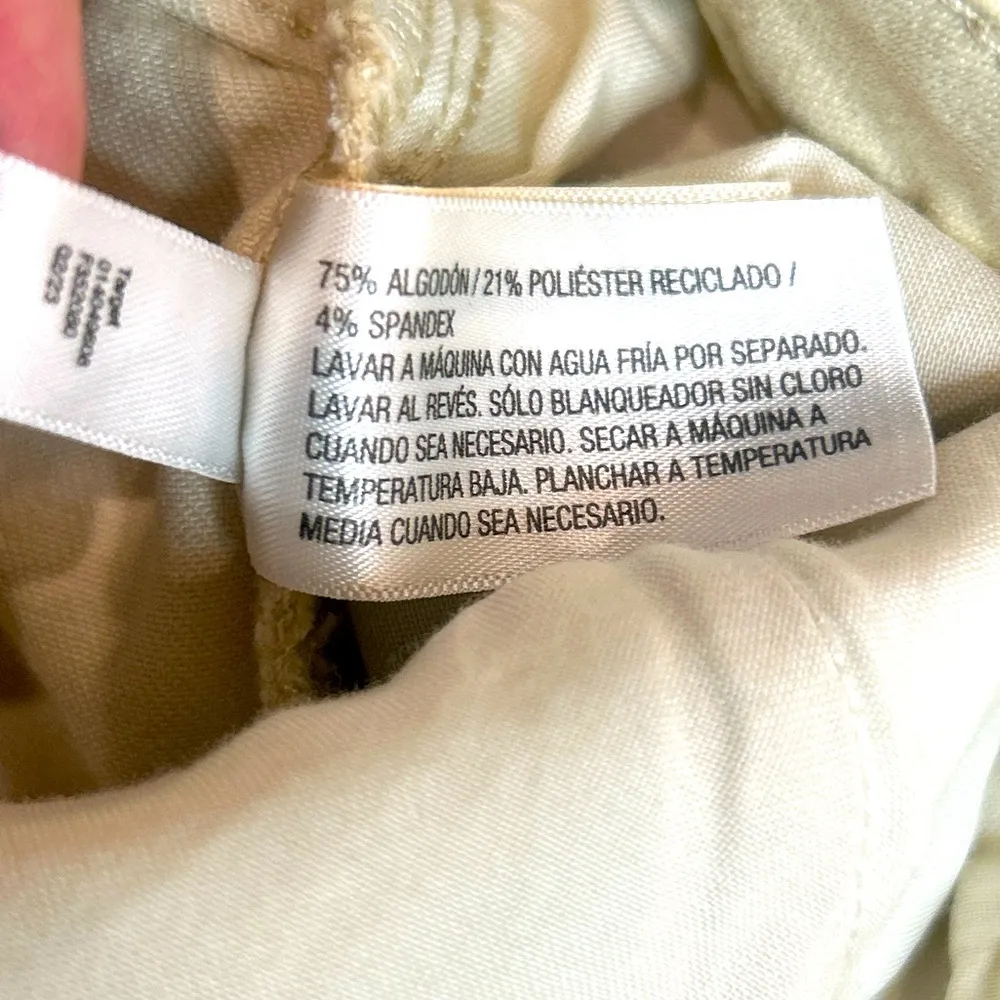 Universal Threads SZ4 HIGH RISE
SKINNY FITTED HIP & THIGH
SLIM LEG SUPER STRETCH - Image 8