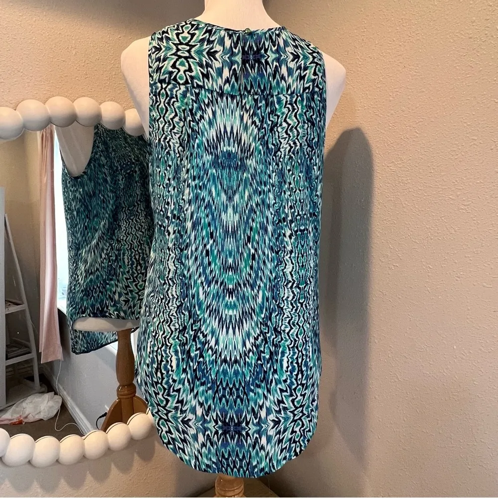 VIOLET & CLAIRE sleeveless blouse top size medium blue cute cutout flattering - Image 3