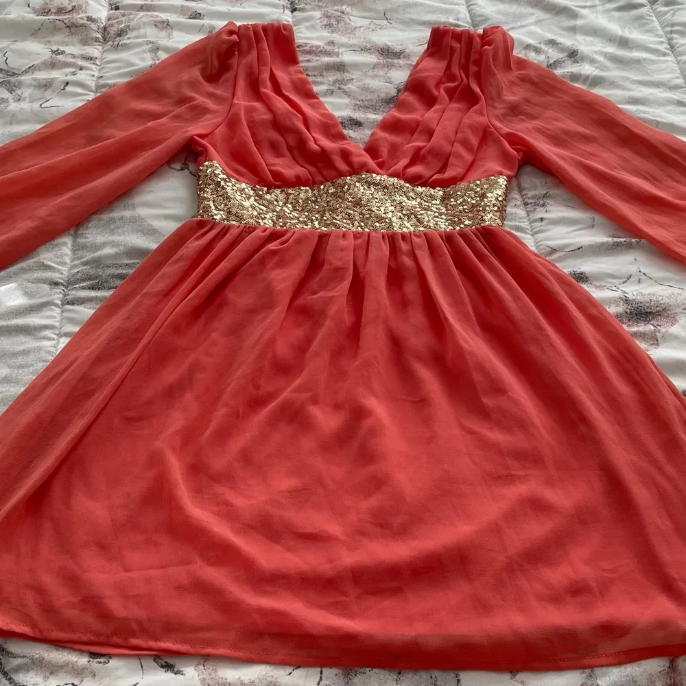 NWT Red Clover dark peach & gold sequin deep V - Image 5