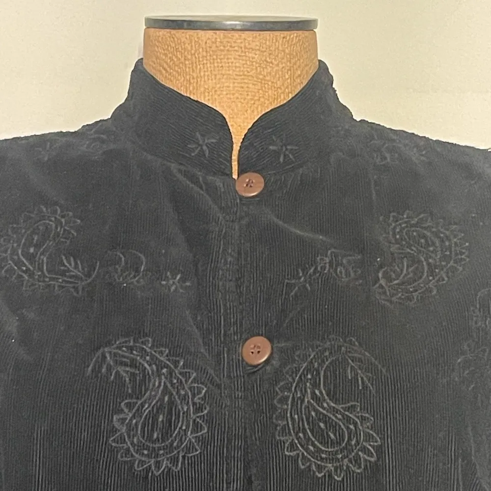 Eucalyptus women’s black quilted vest with design imprinted size small - Image 3