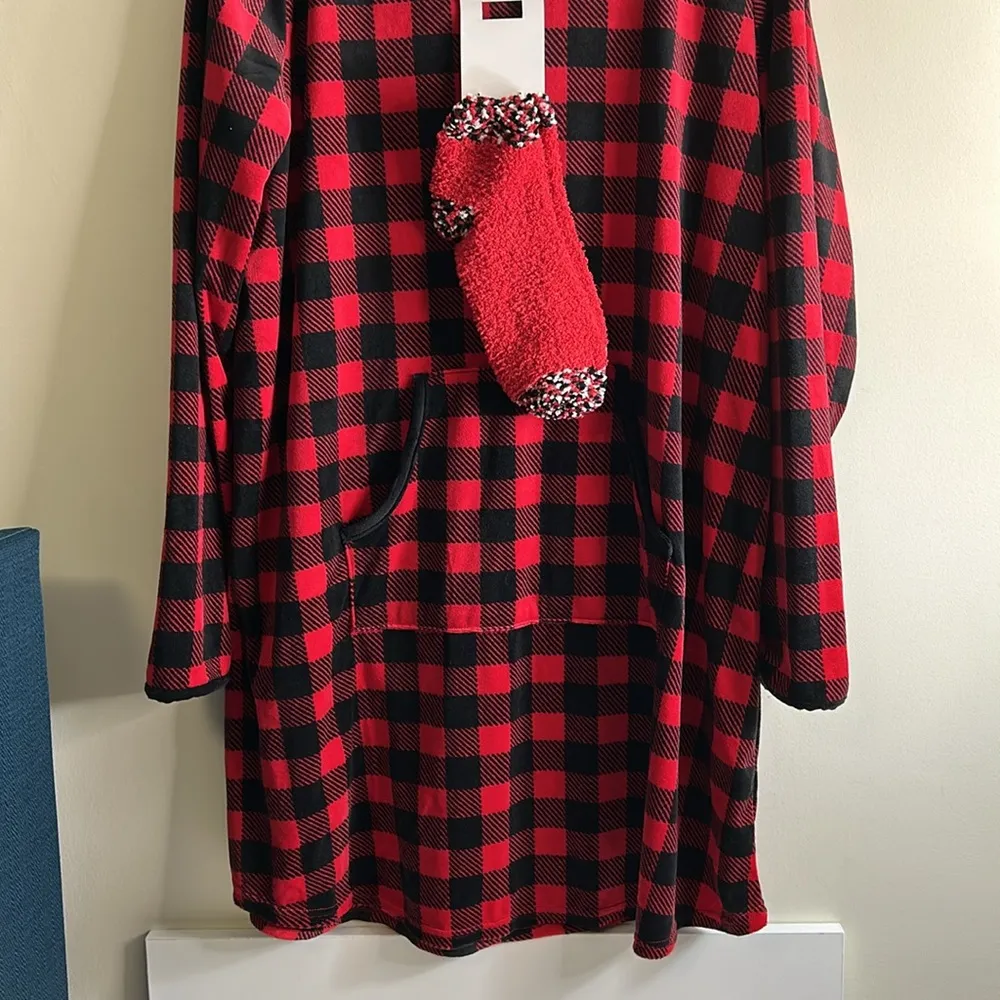 NWT‎ Red and Black Plaid Long Sleeve Night Dress with Socks Croft & Barrow large - Image 2