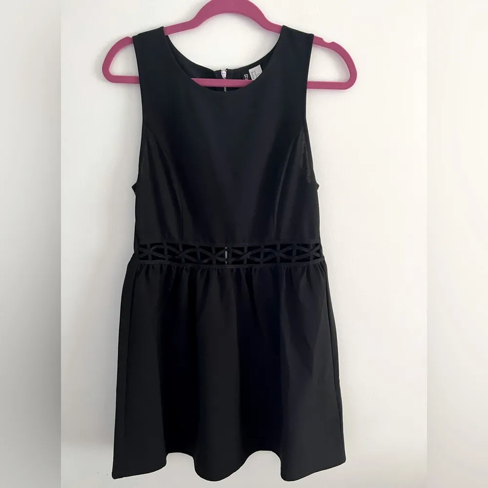 Mini dress  with open crisscross detailed on the waist. Size 12 - Image 3
