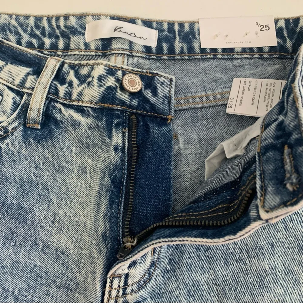 NWT KanCan High Waist Relaxed Thigh Raw Hem Acid Wash Mom Jeans Size 3/25 - Image 3