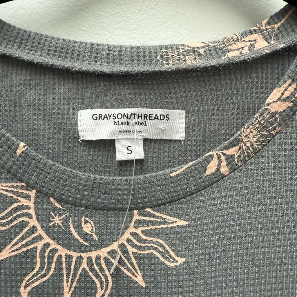 NWOT Grayson Threads Black Label Waffle Top Graphic Print, Grey | Size Small - Image 4