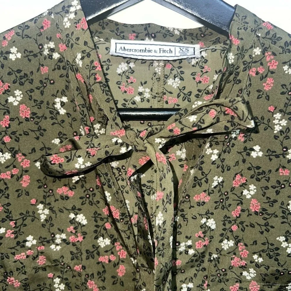 Abercrombie Fitch Womens Popover Top Size XS Floral Roll Tab Sleeve Army Green - Image 2