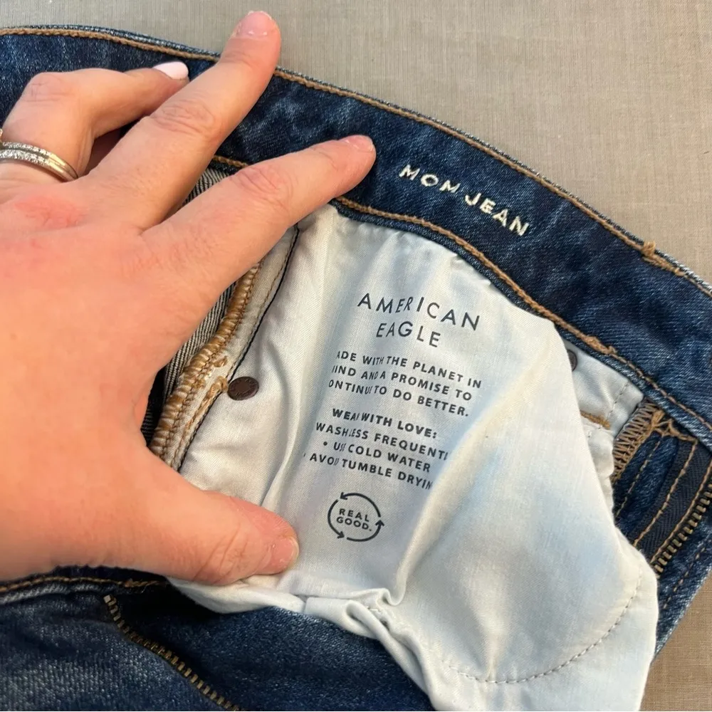 American Eagle medium wash blue mom jeans size 6 short - Image 7
