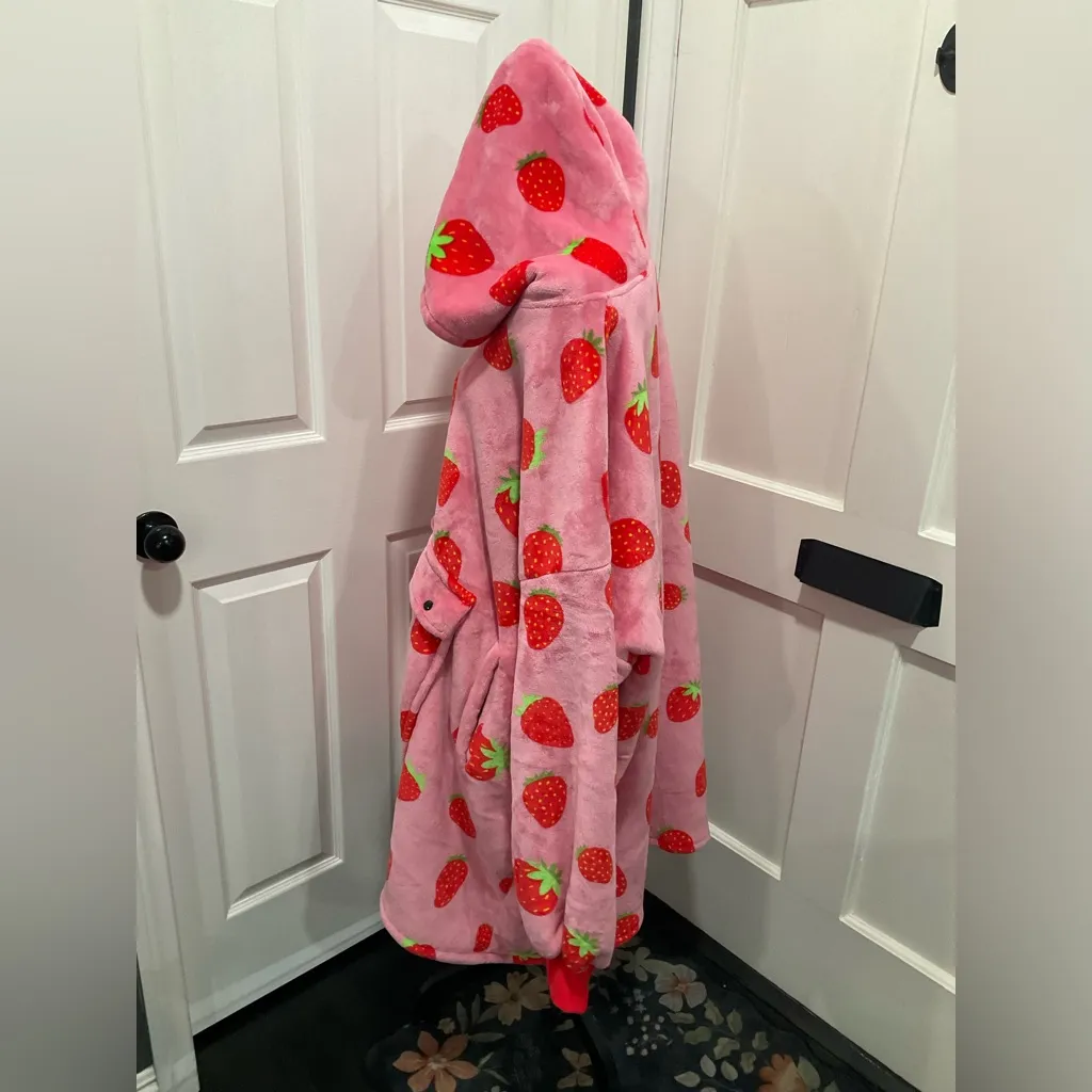 SUPERSIZED STRAWBERRY HOODIE WITH POUCH AND POCKETS Size undefined - Image 4