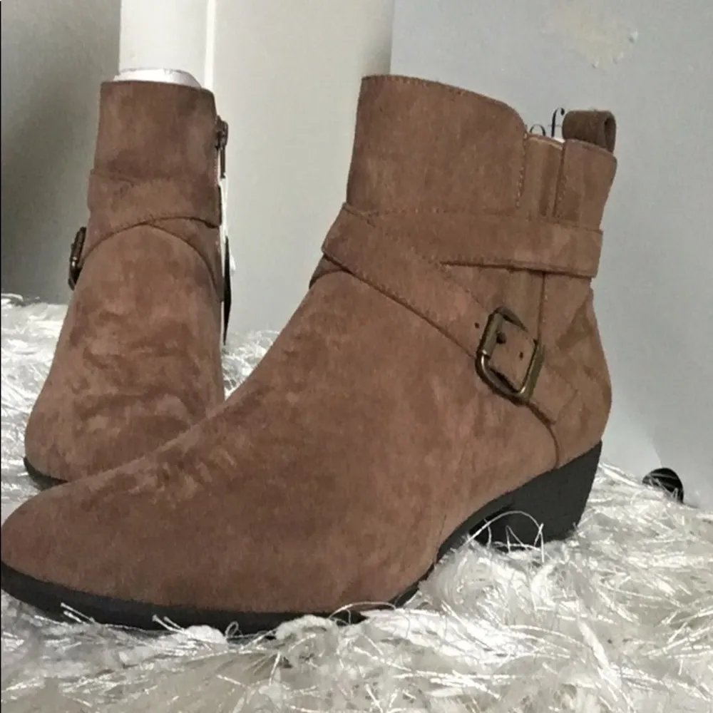 New in Box Croft & Barrow Chaises Taupe Ortholite Booties With Buckle Straps - Image 2