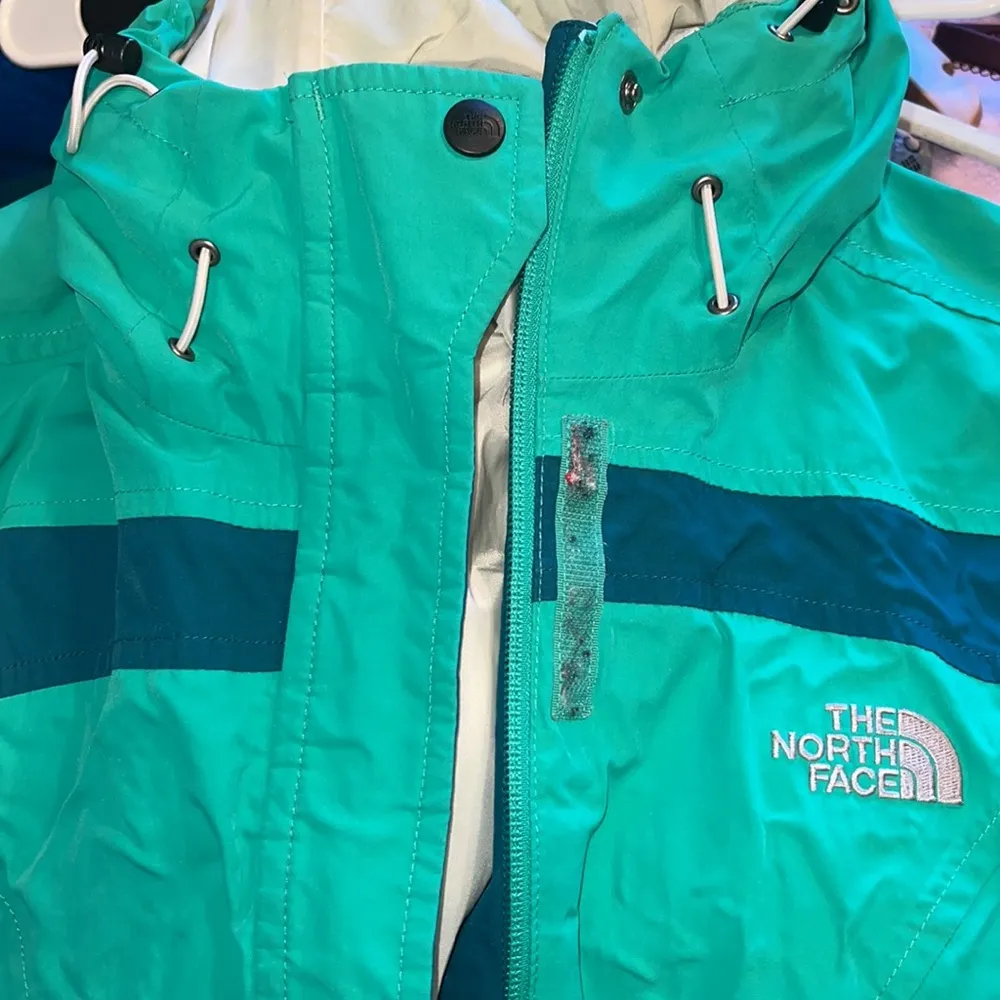 Women’s North Face two tone green raincoat jacket hood M pockets full zipper - Image 11