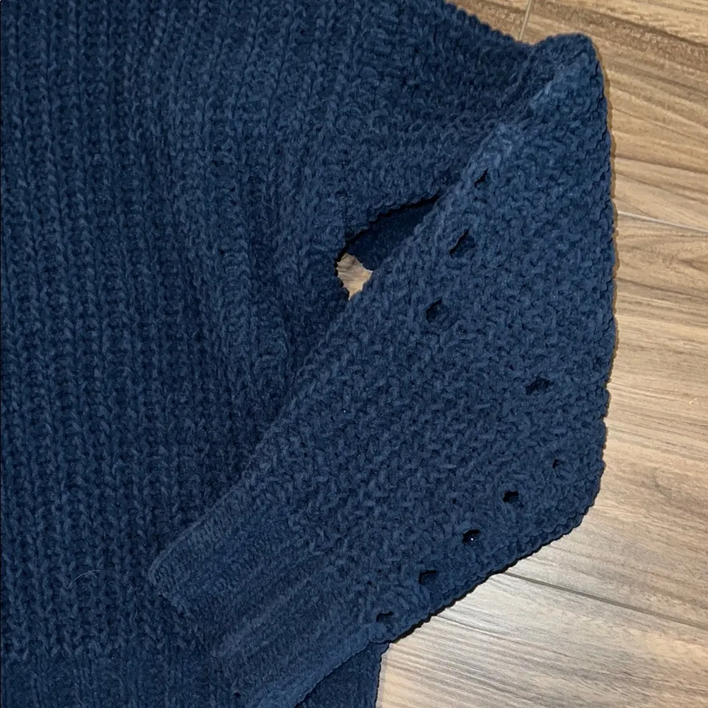 Hollister Deep Blue Women's Crew Neck Sweater - Image 13