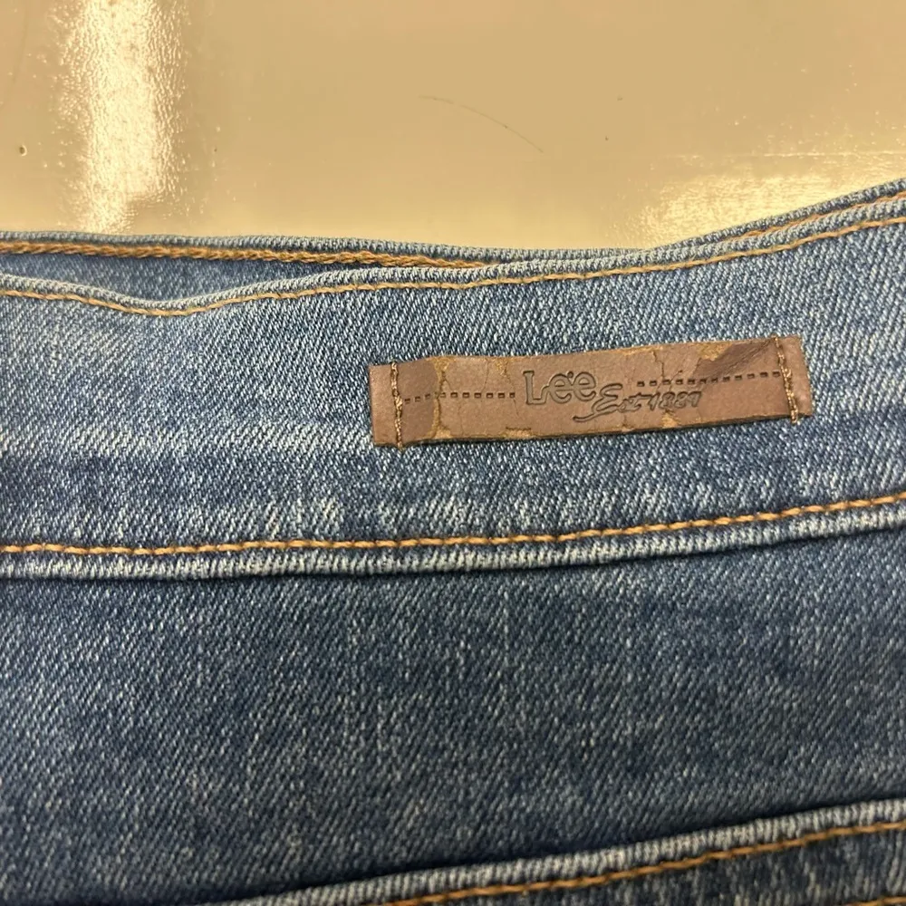 Lee jeans, relaxed fit 1889-18 short were made in Mexico very good shape - Image 5