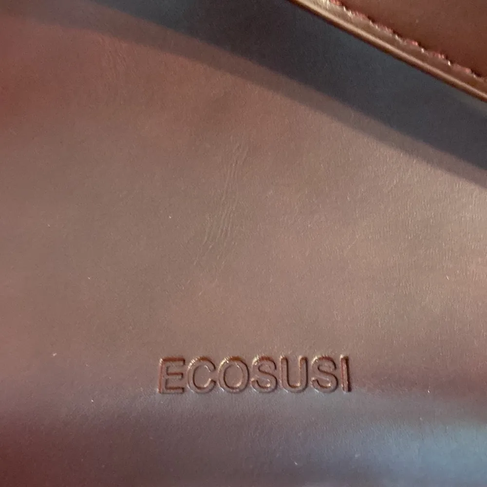 ECOSUSI BACKPACK BNWOT FUX LEATHER COMP SPACE LOTS OF ZIPPERS SEE ALL PHOTOS - Image 4