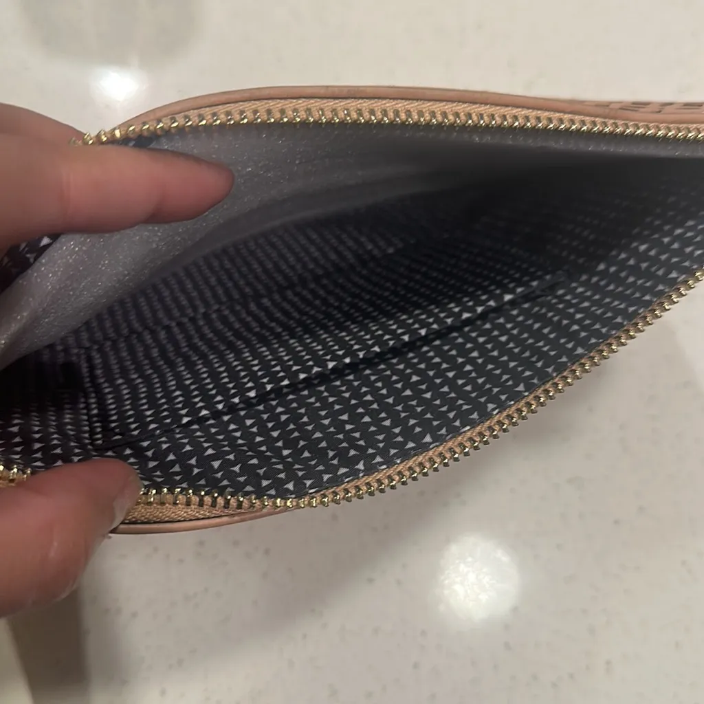 Madison West Láser Cutout Clutch - Image 6