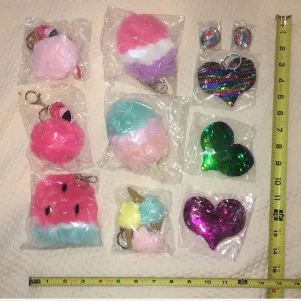 W Puffed Heart Reversible Sequins Keychain Changes From Blue To Green - Image 4