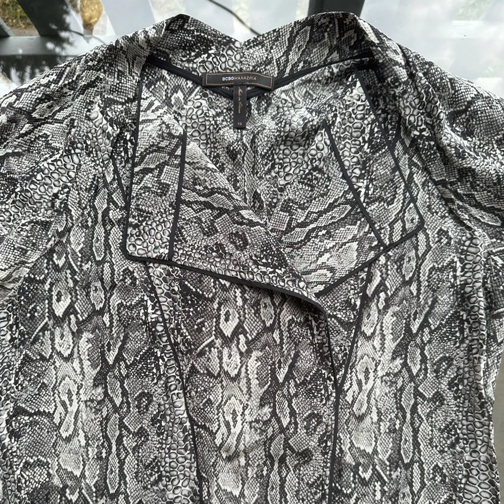 Bcbgmaxazria Silk Snakeskin Lapelled Collar Shift Dress in Grey/Black - Size XS - Image 6