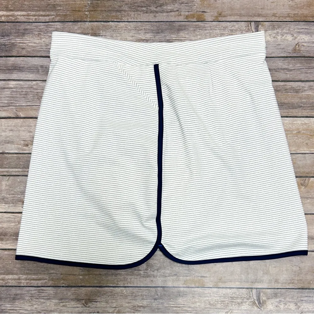 Peter Millar White Metallic Silver Stripe Navy Blue Trim Dolphin Hem Golf Skort - Image 4