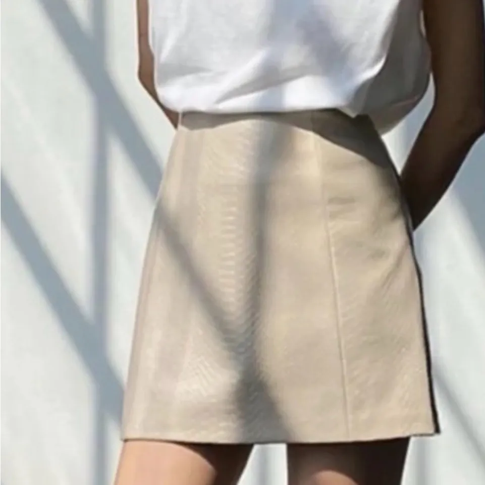 Aritzia Babaton hopper tan Snake Print Mini Skirt size 8 - Image 2