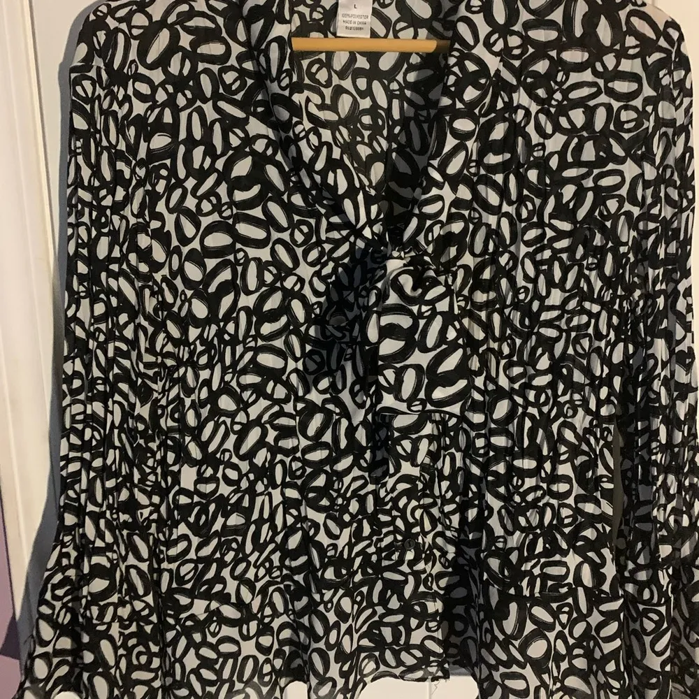 Allison Taylor V-Neck Blouse Size L NWOT - Image 3