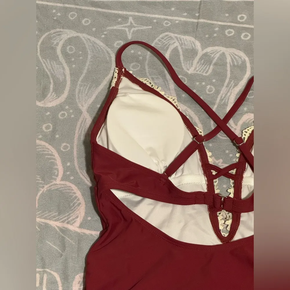 NWT Cupshe Maroon and White Plunging V Neck Lace One Piece Swimsuit size medium - Image 6