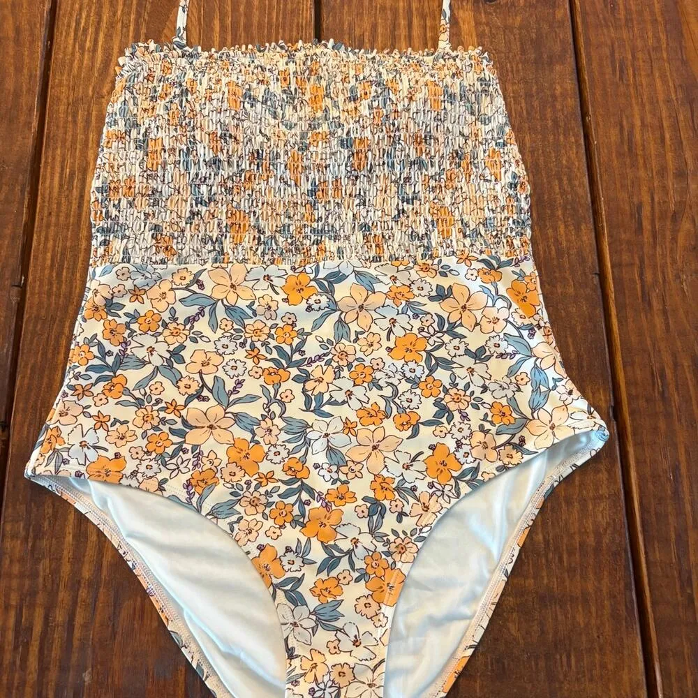 Cupshe 1 piece floral smocked bathing suit sz large - Image 3
