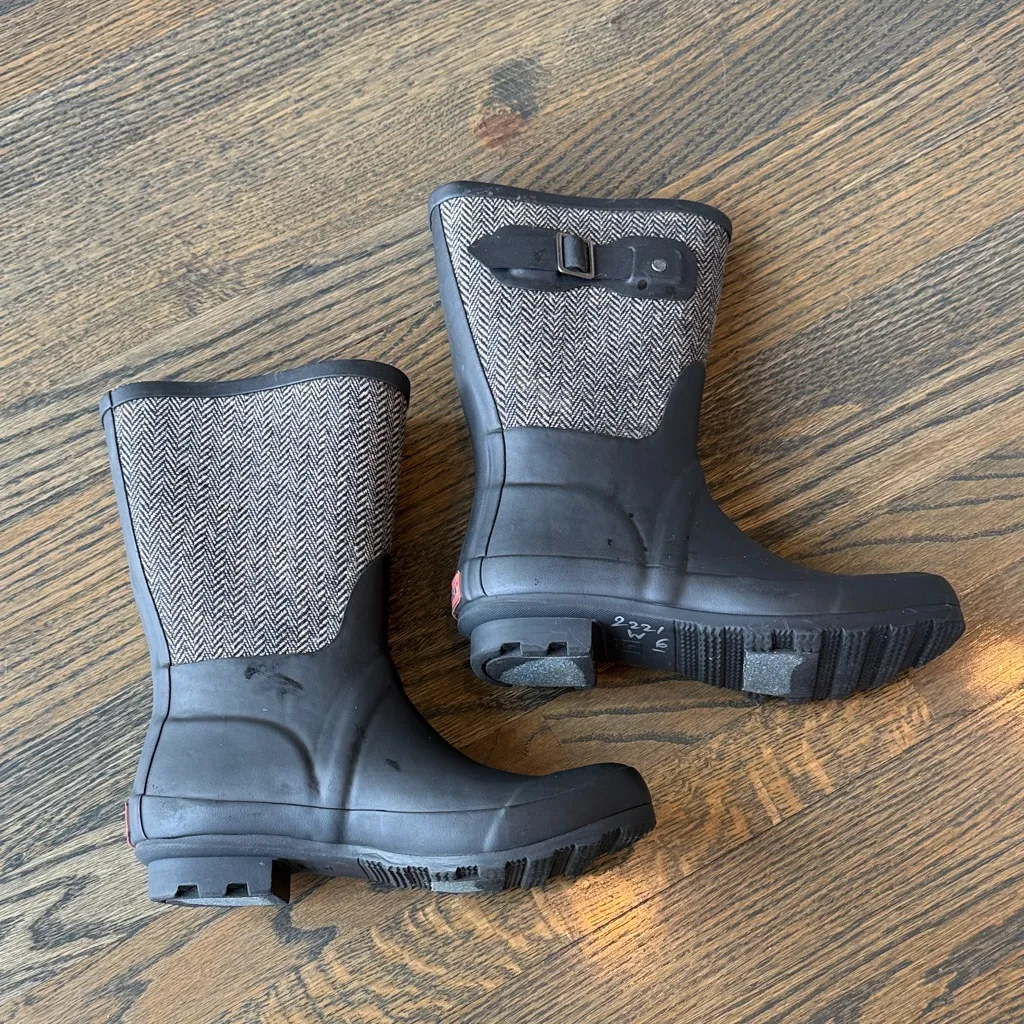 Chooka Women's Black and Tan Rain Boots women’s size 6 EUC - Image 6