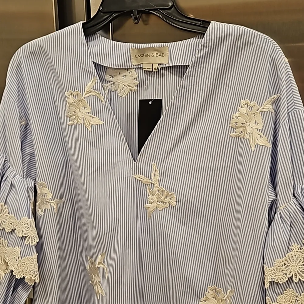 💕SACHIN & BABI💕 Hannnah Dress ~ Sky Blue Pin Stripe Print Embroidered XS NWT - Image 3