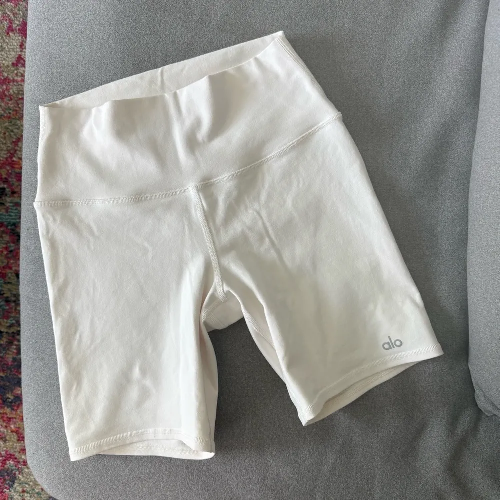 Alo Yoga 7” Airbrush High Waist Biker Shorts Small - Image 2