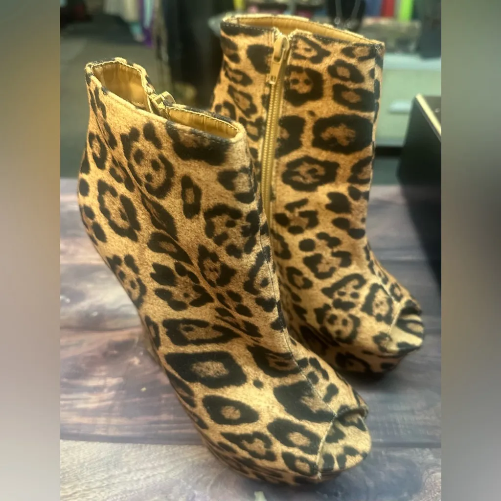 Liliana Leopard Print Peep Toe Heels - Image 3