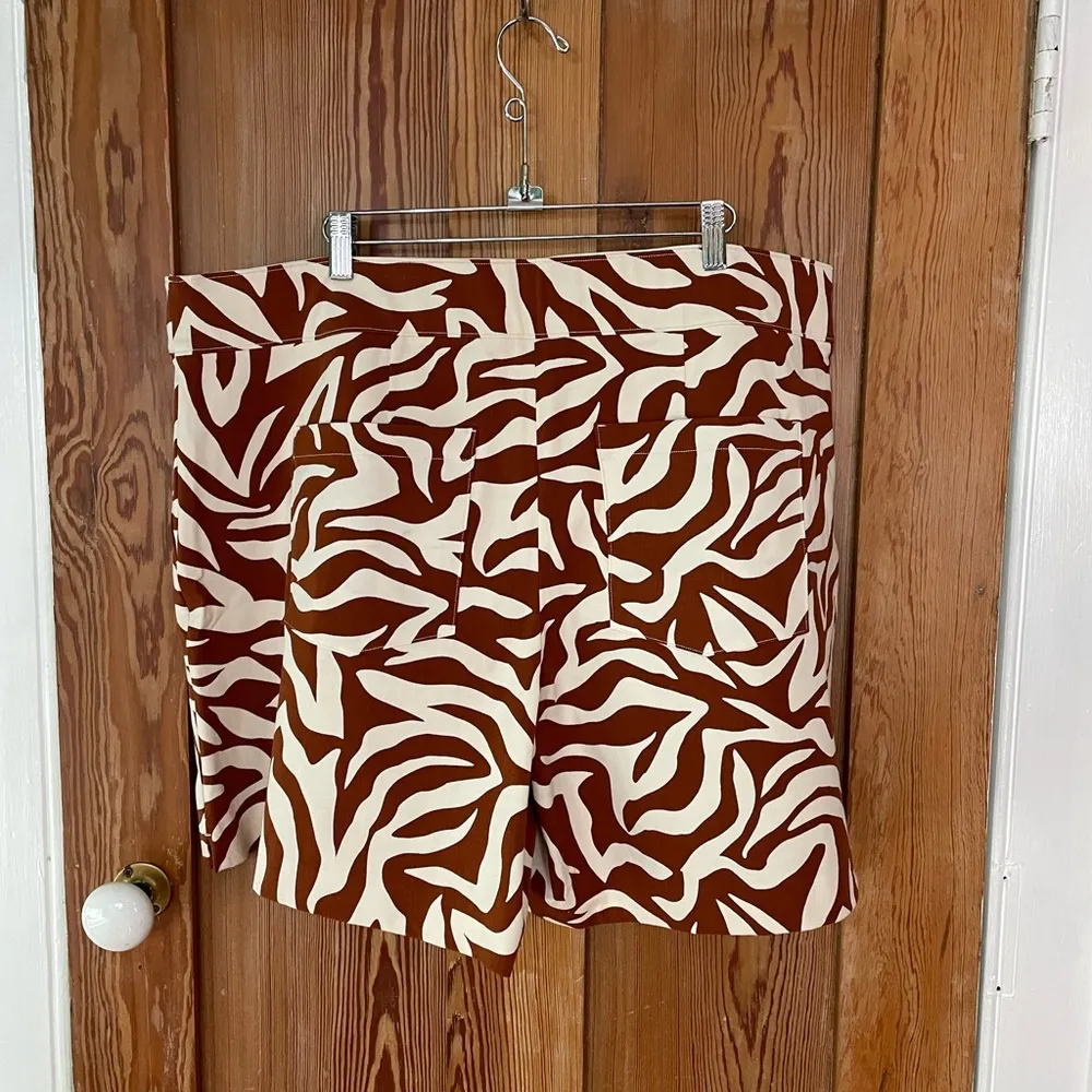 NWT Spanx On-The-Go 6” Inseam Slimming Shorts in Clay Zebra Print - Sz 1X - Image 7