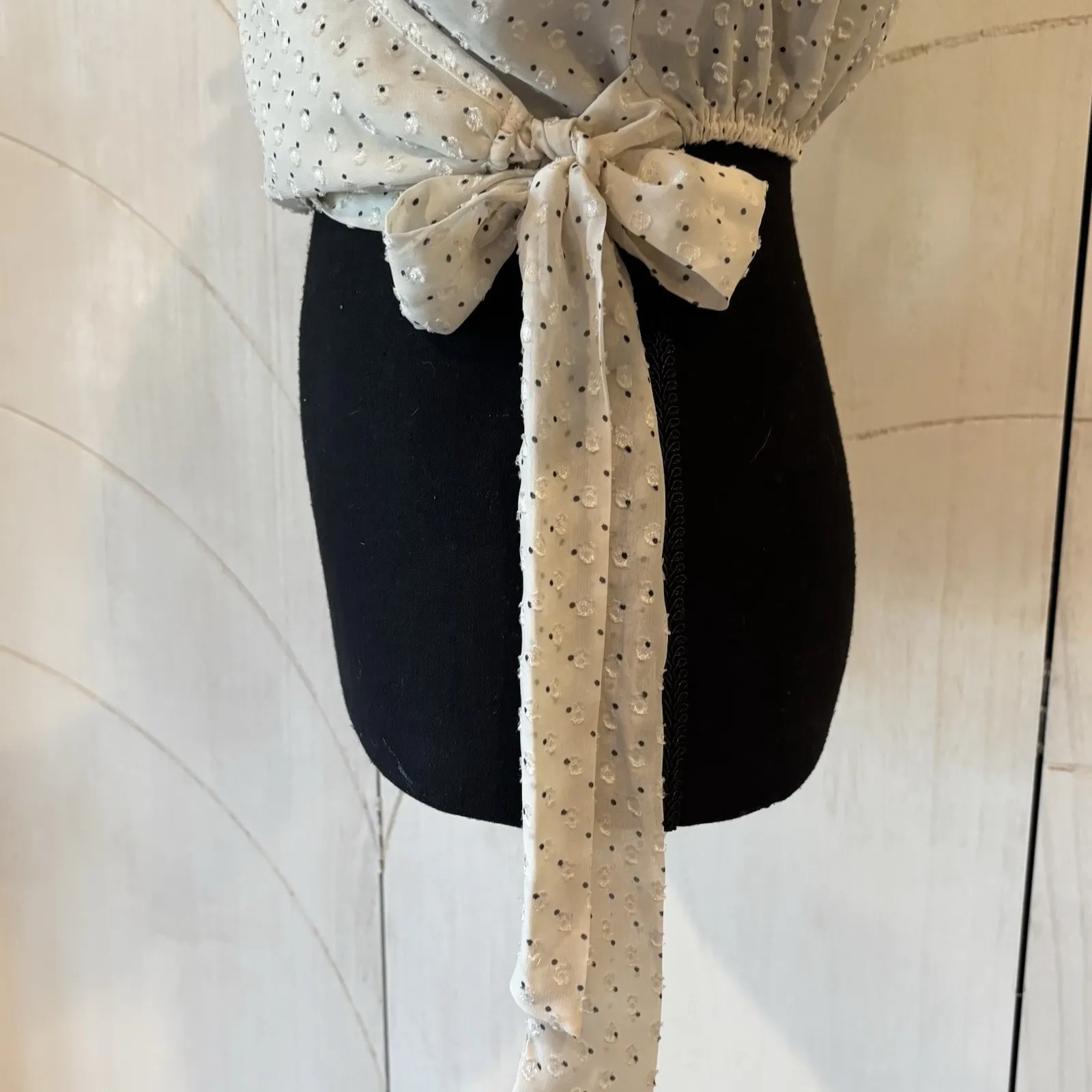 VICI Size XS Cream Polka Dot Chiffon Ruffle Shoulder Wrap Blouse Cropped Unique - Image 6