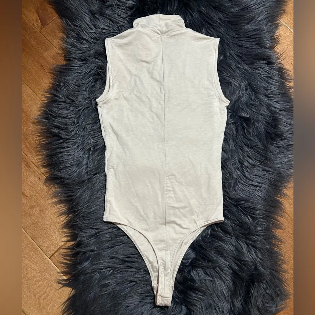 EVERLANE The Luster Mockneck Bodysuit Sandstone Sleeveless Turtleneck SzXXS - Image 3