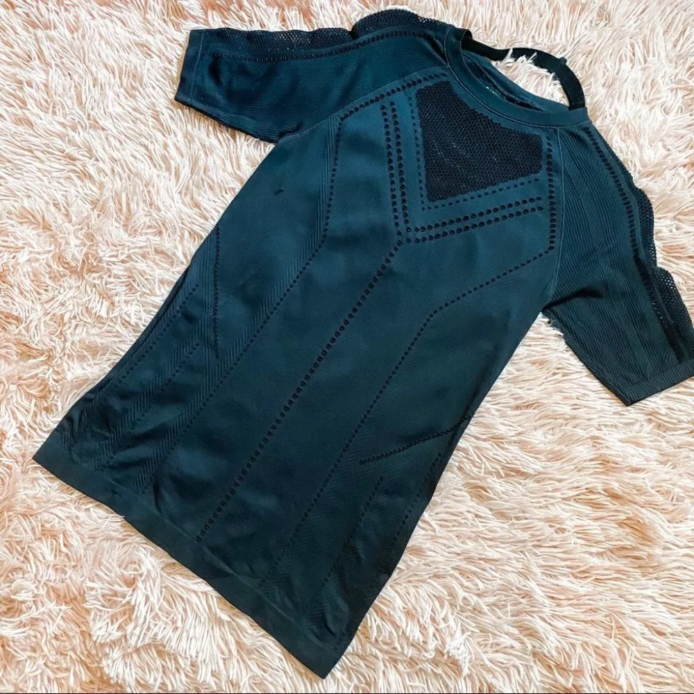 Athleta Mesh Diamond Trophy Short Sleeve Top in Black Medium - Image 2