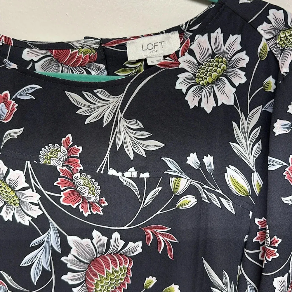 Loft Outlet Floral Boatneck Blouse with peekaboo Closure in back Sz xl - Image 2