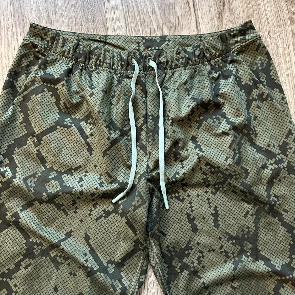 Lululemon Jet Crop Slim Luxtreme in Ziggy Snake Fatigue Green Gator Green Size 8 - Image 6