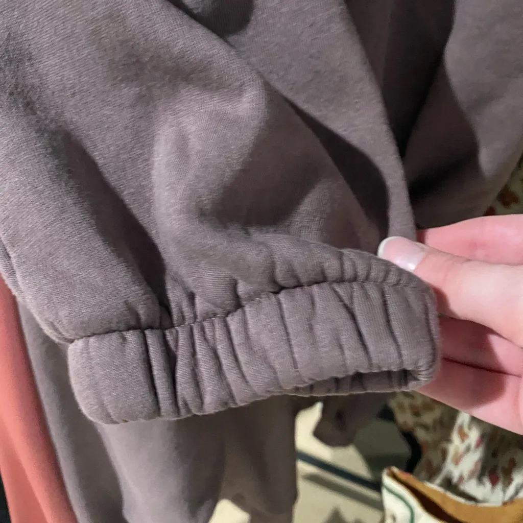 Gap xsmall sweatpants and cropped sweater duo set - Image 2