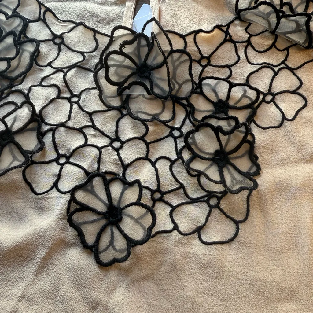 New Club Monaco Cream 3D Appliqué Floral silk Top blouse size Small S Rtl $170 - Image 9