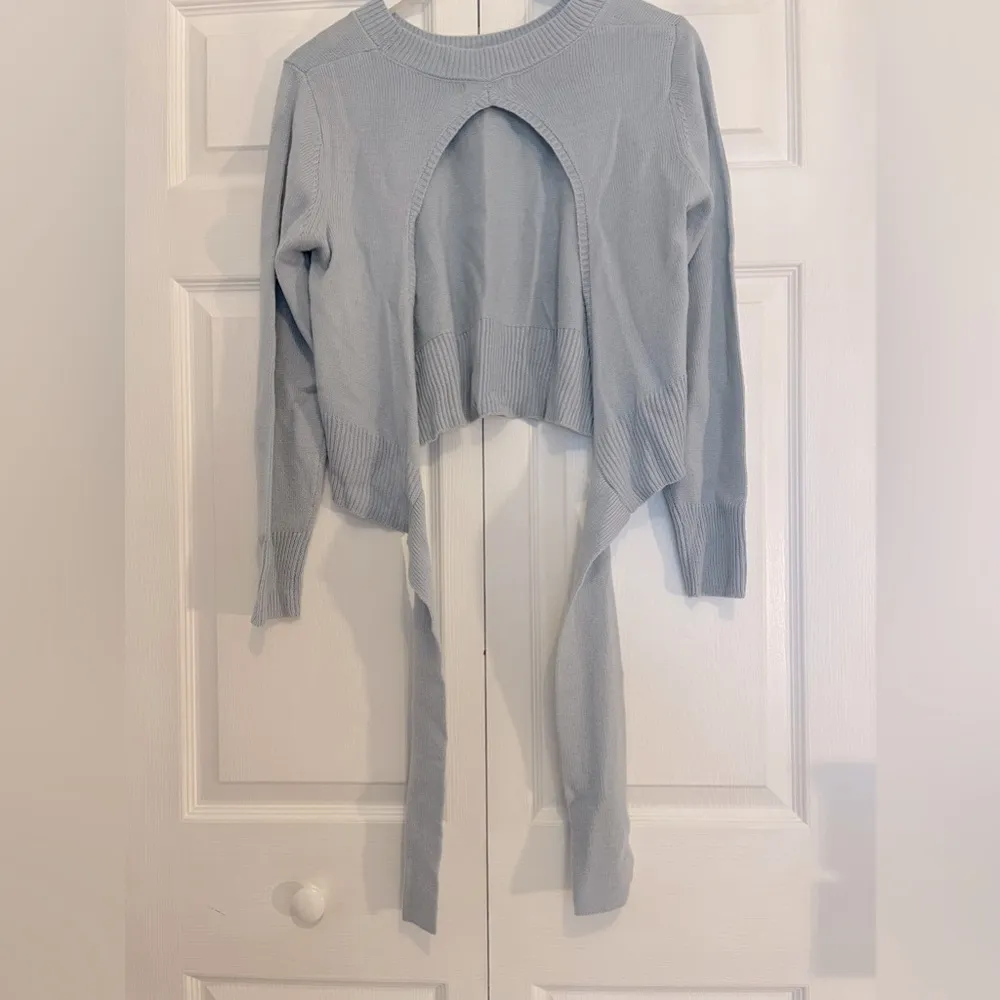 Cotton On  open back sweater with tie light blue size Medium - Image 5