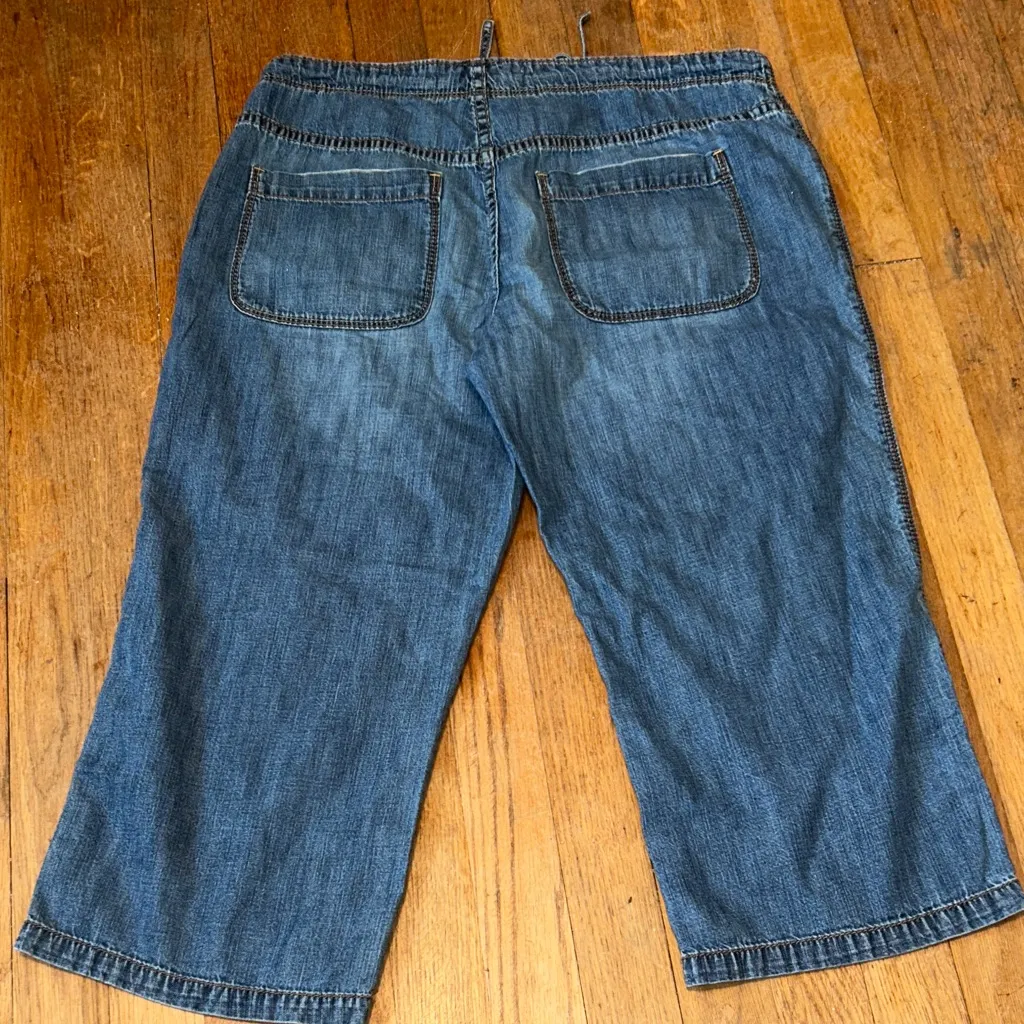 Old Navy‎ mid rise capri jeans with drawstring size 8 - Image 4