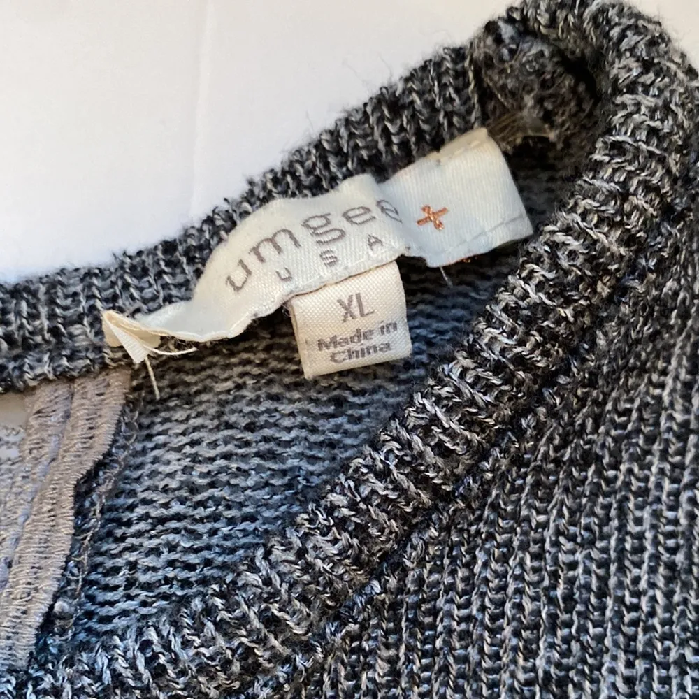 Umgee long sleeve cut out v-neck gray black knit tunic top, size XL - Image 3