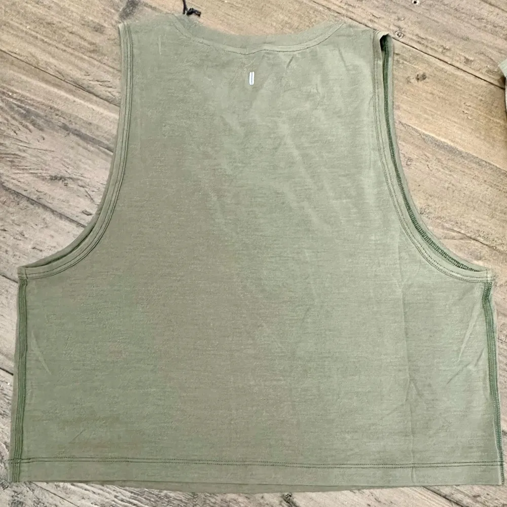 NWT **LIMITED EDITION** Women's NOBULL London Cropped Tank - Large - Army Green - Image 3