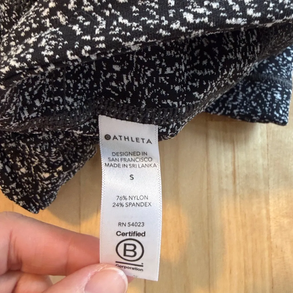 Athleta Mid-Rise Ultimate Stash Textured 7/8 Printed Capri Tight Legging, S - Image 10