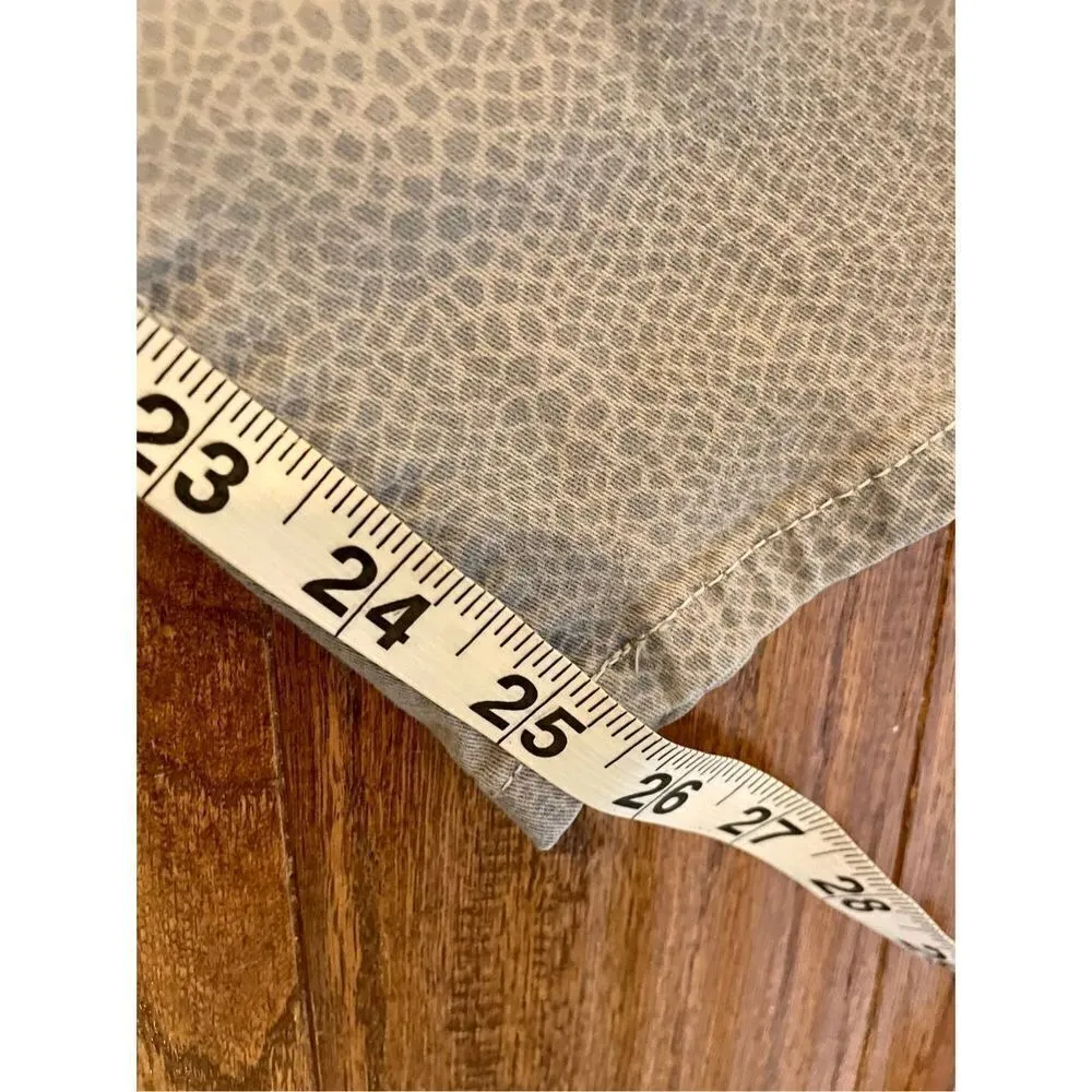 Nydj light grey animal print skinny pant size 4 - Image 2